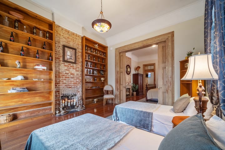 חדר שינה שלישי מרווח מציע שתי מיטות נפרדות. דלתות כיס נסגרות כדי ליהנות מפרטיות נוספת 