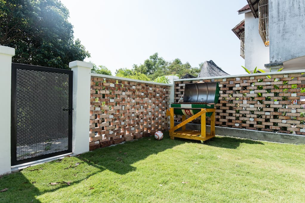 The huge backyard where you can have mini-golf, football, barbeque and other activities.