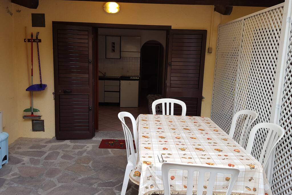 Tavolo esterno ed accesso al bilocale