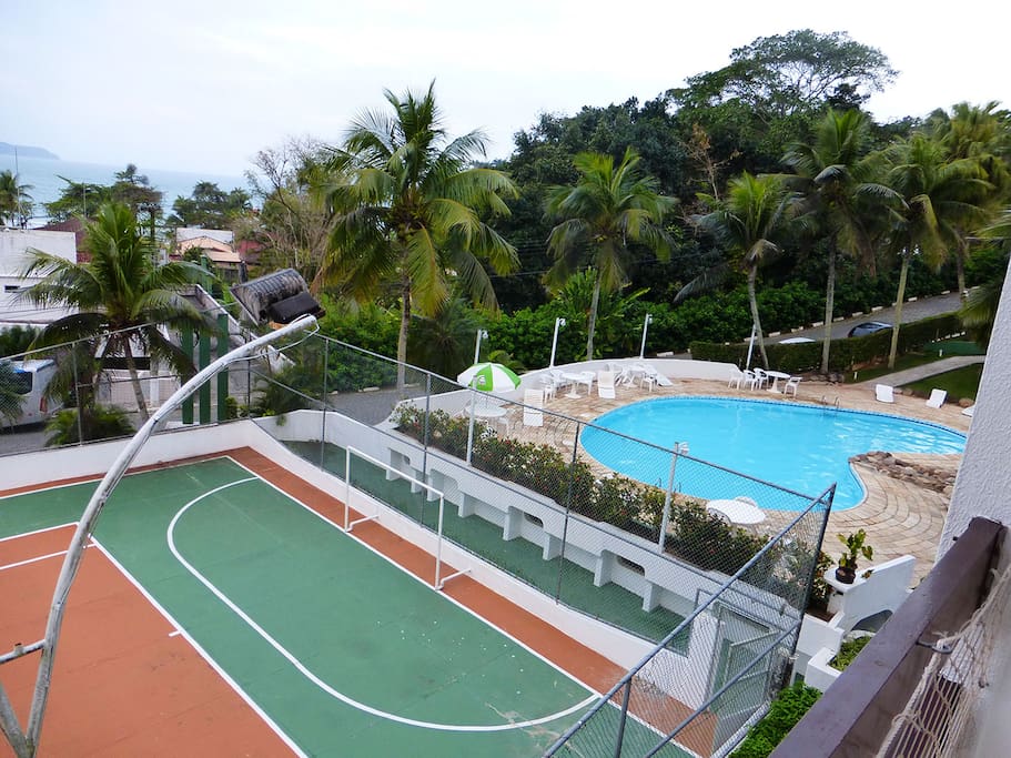 Vista da quadra e piscinas