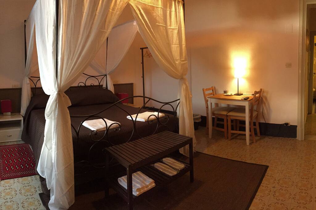 Camera con bagno privato. Letto matrimoniale più un letto singolo, totale 3 persone.