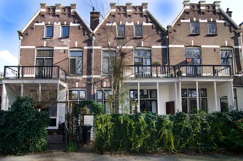 Spacious 19th century townhouse