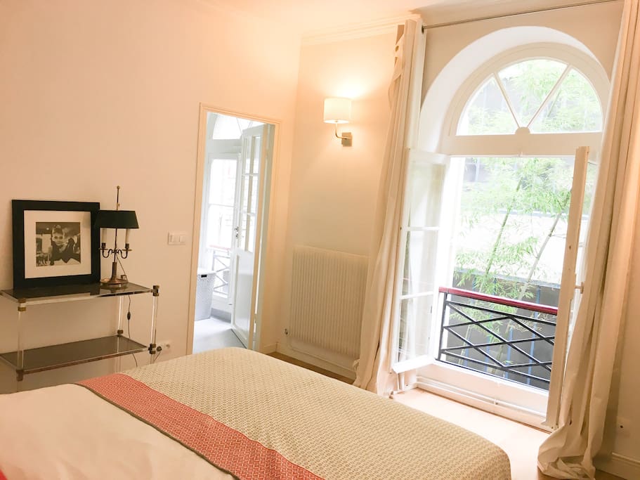 Big 2-people calm bedroom
