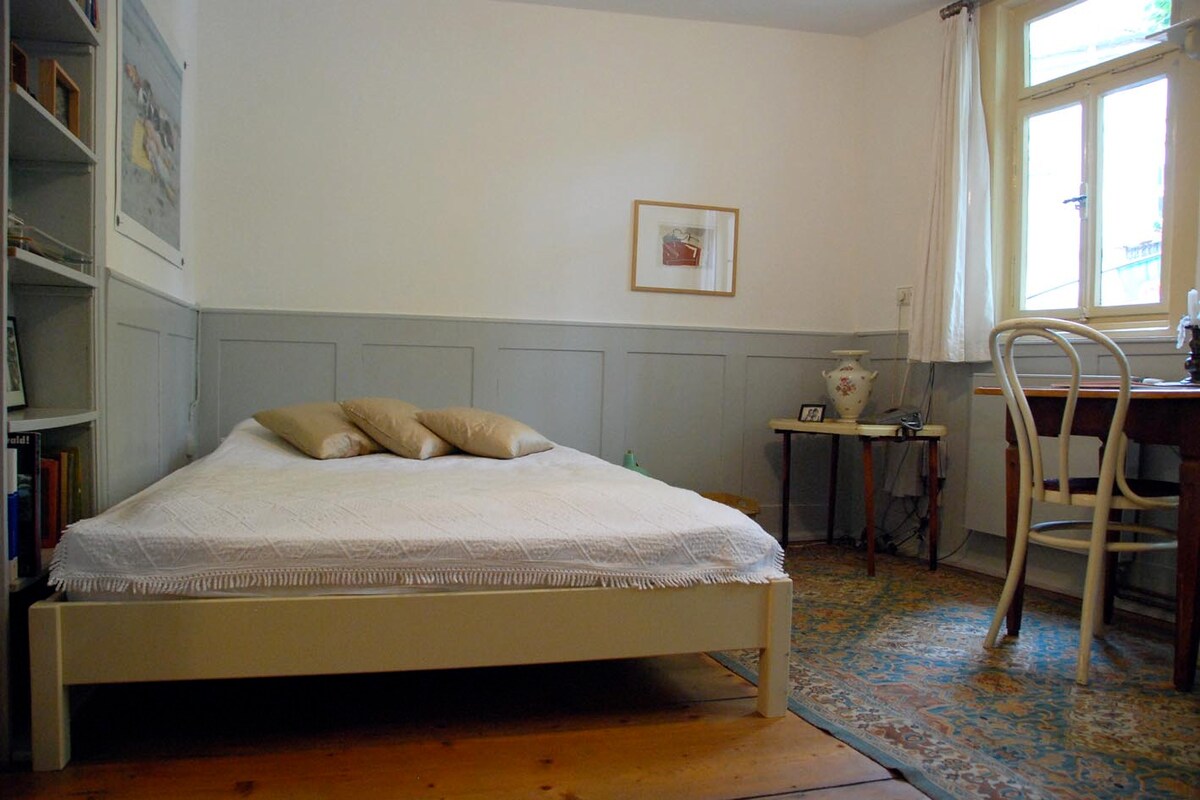 Chumba cha kulala katika nyumba nyeupe.