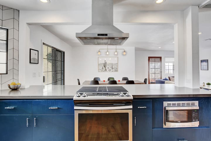 Charming Spanish Villa w/Pool, Close to The Strip