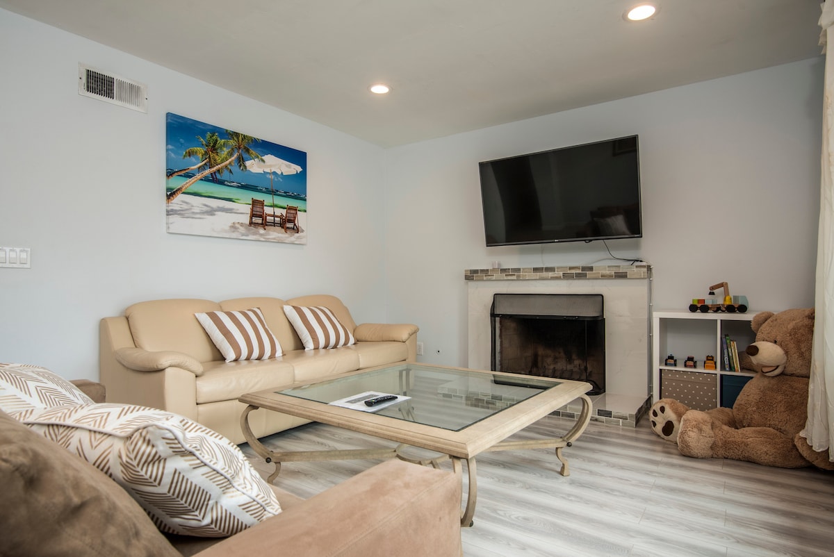 Top Airbnb: Contemporary Family-Friendly Home in SD with EV&AC in Mira Mesa