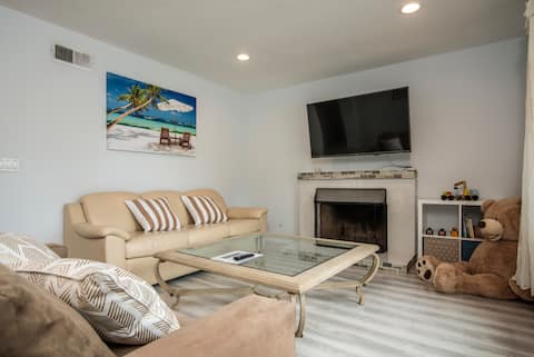 Top Airbnb: Contemporary Family-Friendly Home in SD with EV&AC in Mira Mesa