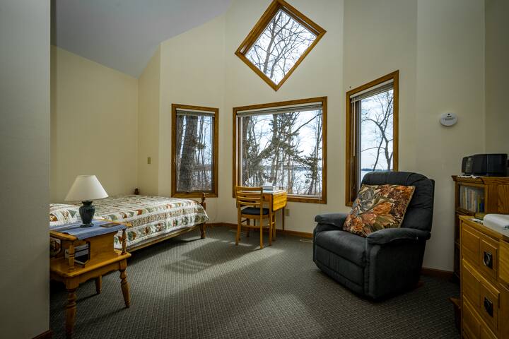 Cozy Lakefront Cabin - House of Bliss