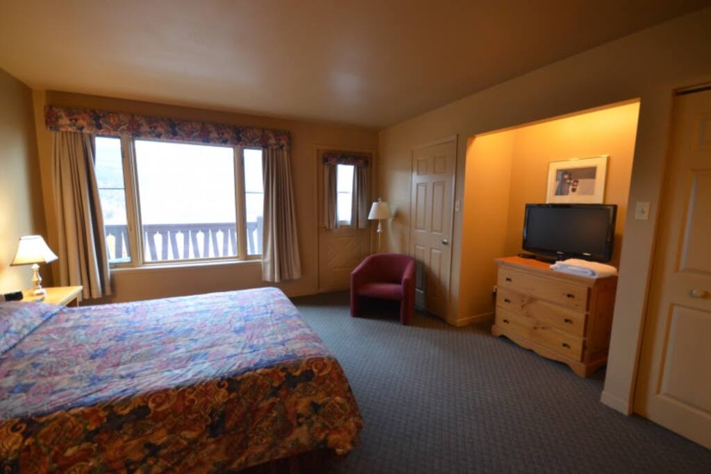 Master bedroom with Queen bed, bathroom, closet and balcony with breathtaking view of the mountain.