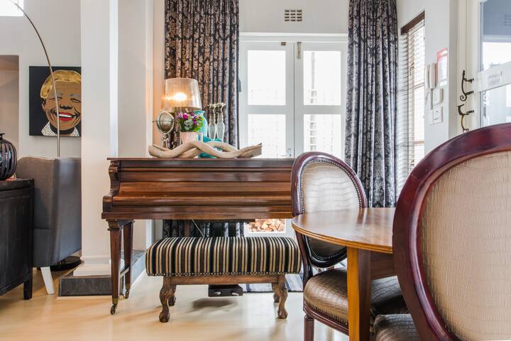 Colourful Home with Rooftop and heated Plunge Pool gallery image 4