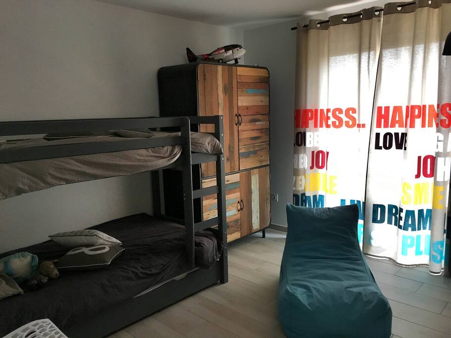 Chambre parfaite pour enfants. 3 lits