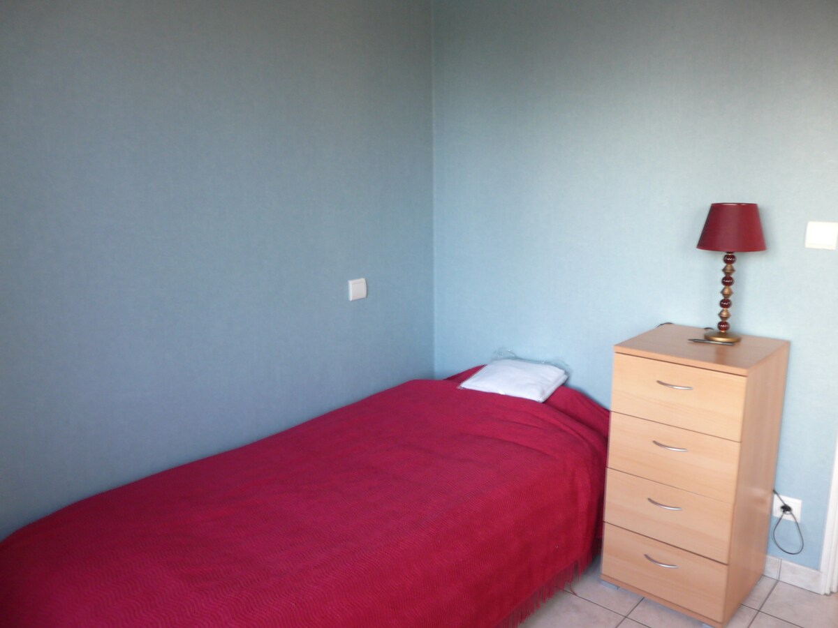 Трета спалня, малка с голям килер.