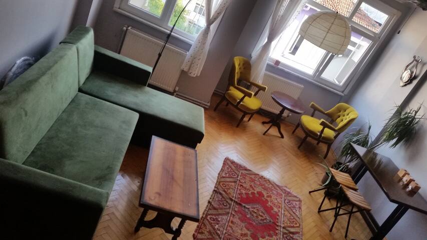 A spacious and bright maisonette w/ideal location!