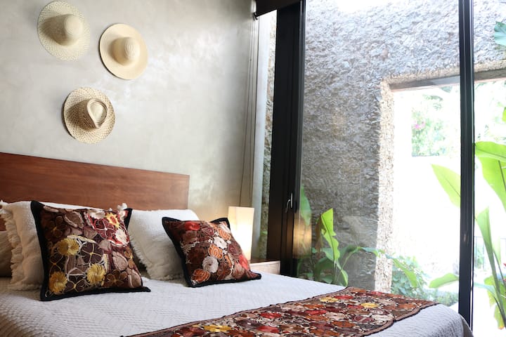 Cómoda cama tamaño queen en el dormitorio n.2