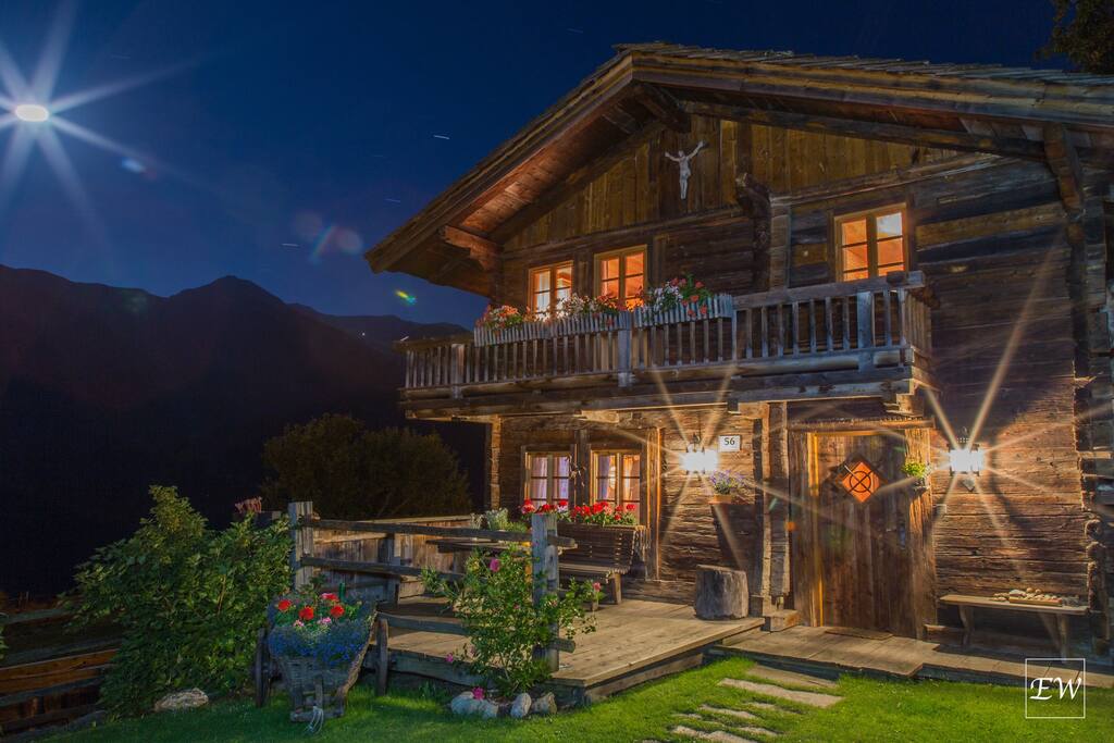 Ferienhäuschen bei Nacht