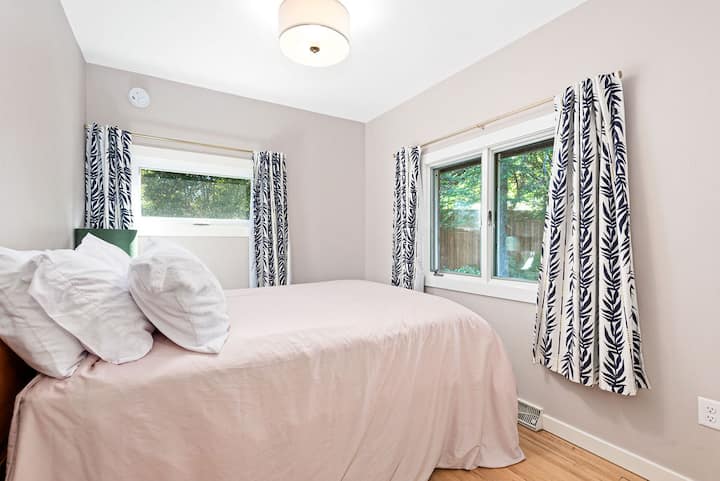 Საწოლი სრული ზომით ბაღის ხედით