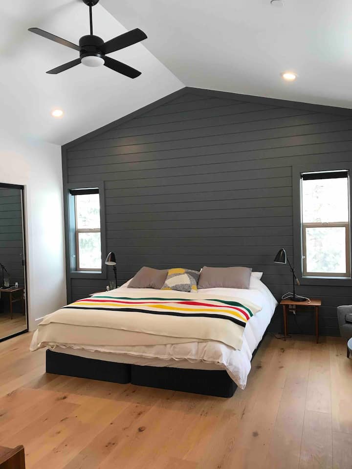 غرفة نوم رئيسية بسرير بمقاس كبير