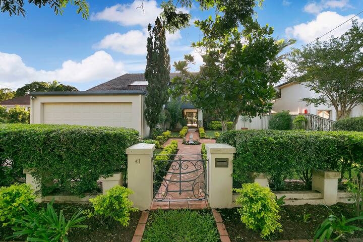 Sherwood Guesthouse – Pets, Pool, house gallery image 5