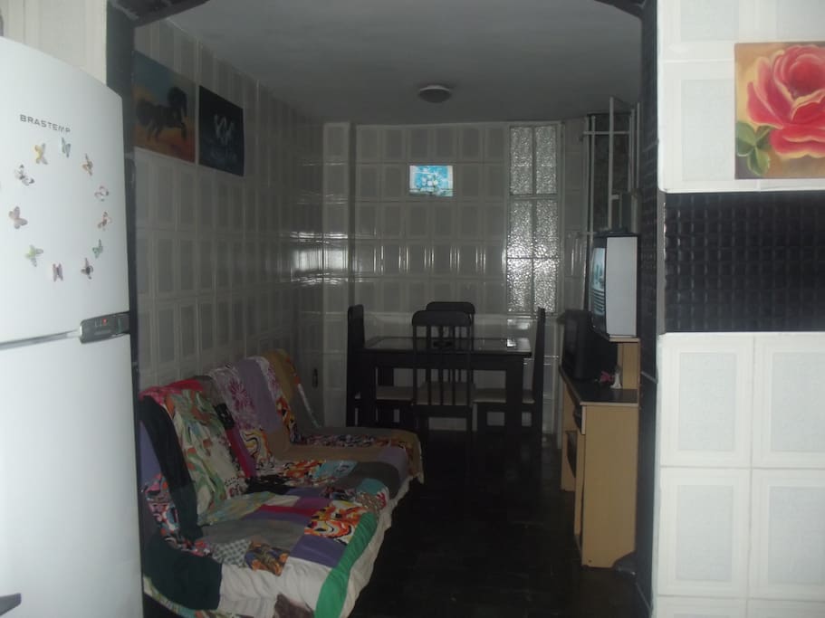 Sala com sofá-cama, não tem porta.