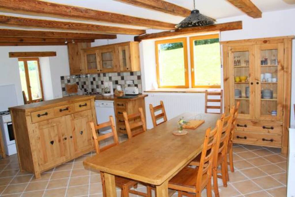 La salle à manger avec sa grande table pour 8 personnes