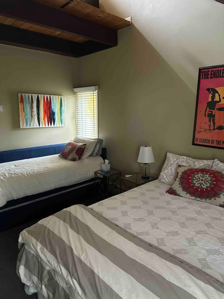 BR 2, lit Queen + lit gigogne (1 lit simple avec un lit gigogne simple en option)

Cette chambre peut accueillir 4 personnes, mais est étroite pour 4 voyageurs adultes.

Linge de matelas et oreillers haut de gamme ! !