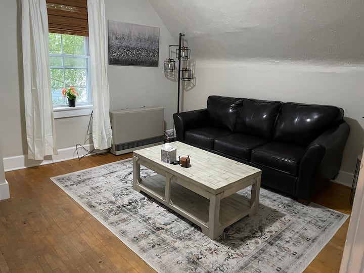 Quiet & Cozy 2bdrm Walk Anywhere Pet Friendly - Burlington, VT