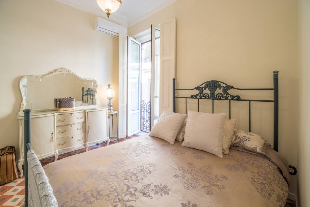 main room / queen size bed with balcony