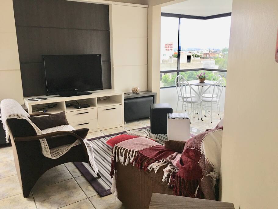 Sala com tv SKY.