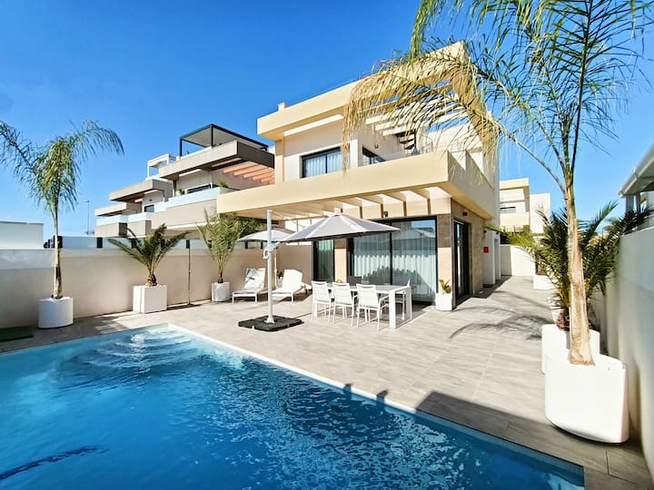 Newly built villa with pool in Los Montesinos