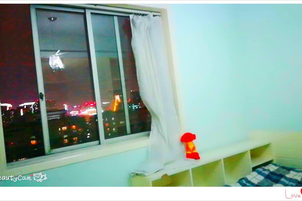 大房间夜景