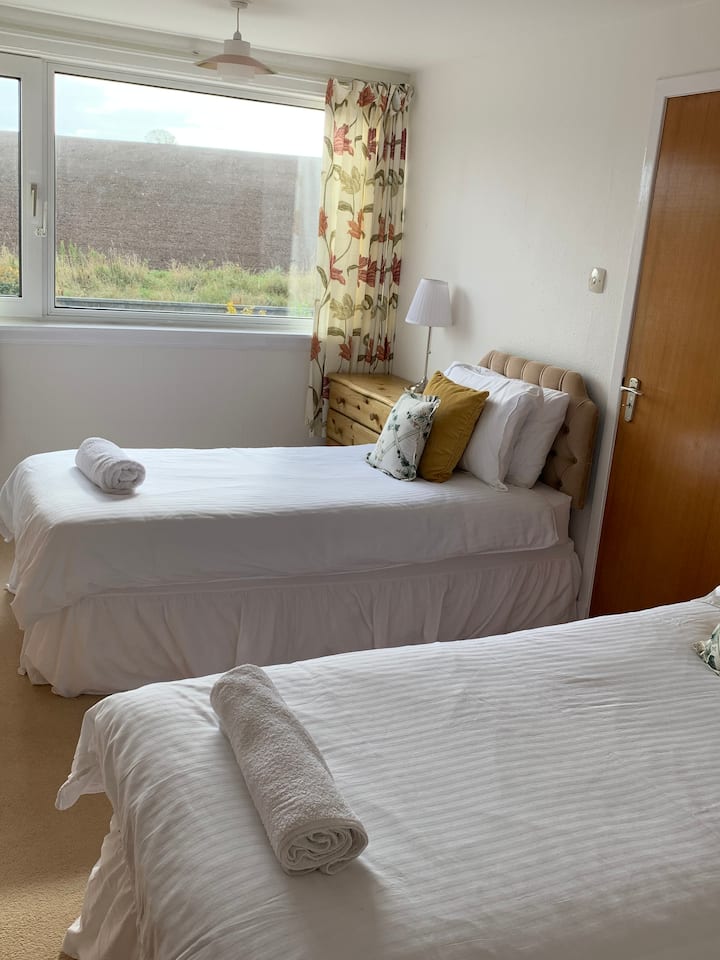 חדר שינה 3 למעלה יכול לשמש כחדר זוגי בלבד. 