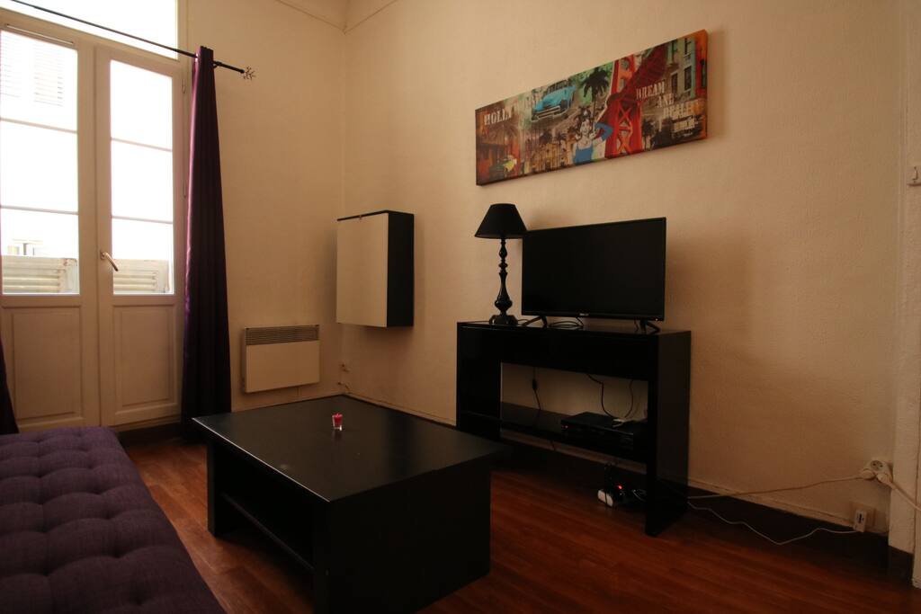 Séjour avec TV de 80 cm et box internet