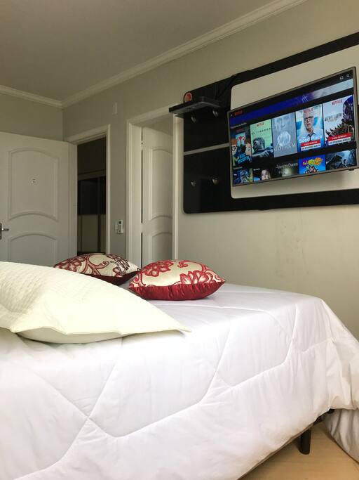 Dormitorio Principal con baño privado, Tv Internet. Quarto principal com casa de banho privada, Internet Tv. Master bedroom with private bathroom, Internet Tv.