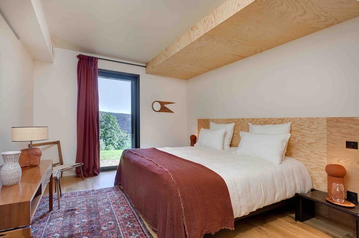 Პირველ სართულზე ოთახი გარე გასასვლელით, საწოლით 180x200სმ ან 2x 90x200სმ 