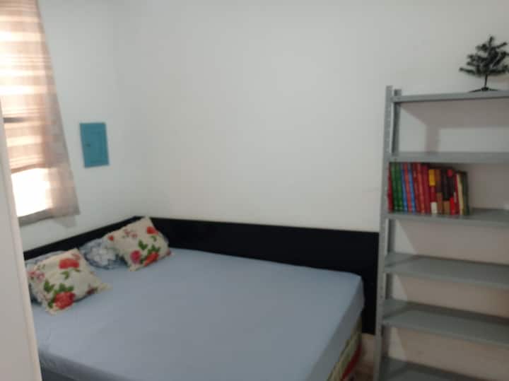 Soba s bračnim krevetom, ormarom i prijenosnim ventilatorom