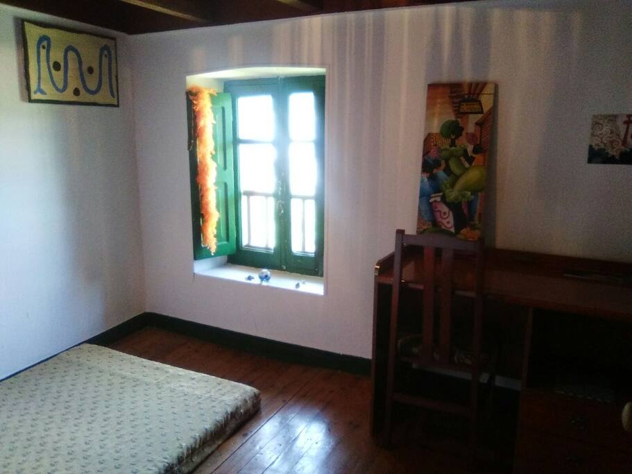 Ventana amplia con mucha luz.