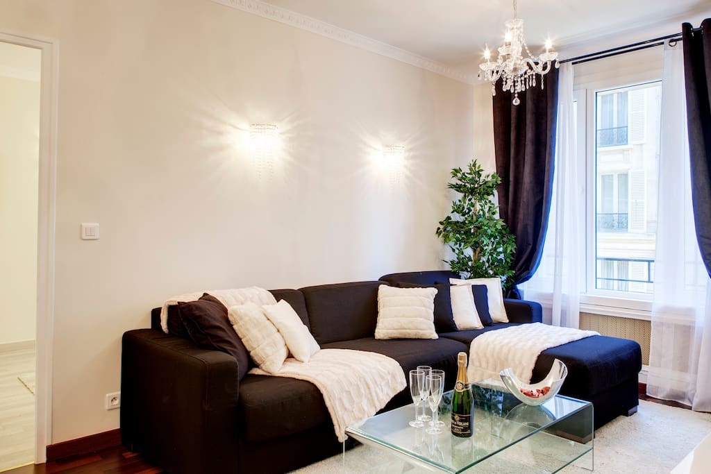 Living room with TV cable, DVD Player, free internet wifi and convertible sofa for 2 people