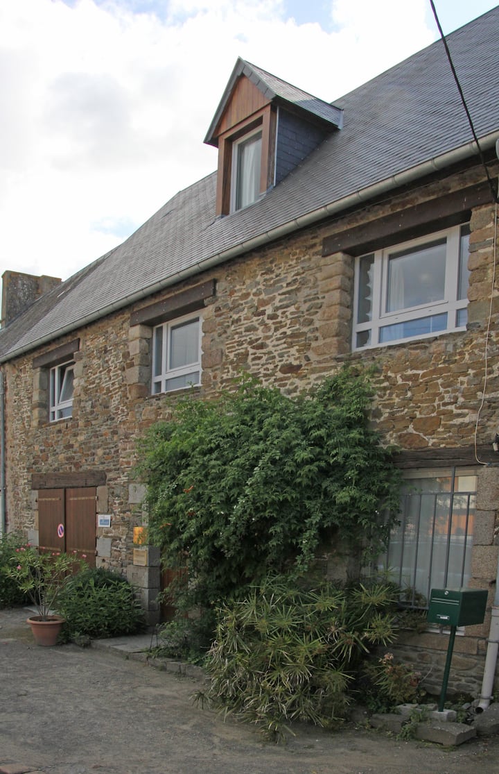 gite, Genêts, baie Mont St Michel Apartments for Rent in Genêts