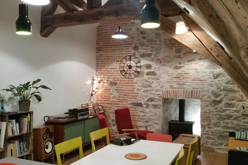 Séjour vu de la cuisine, pas de TV mais vidéo projecteur