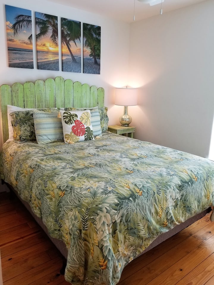 Guest bedroom with queen bed