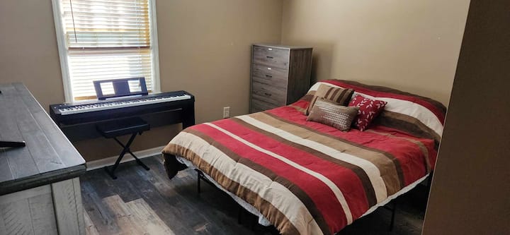 Брачна спална соба на горниот кат со заедничка бања