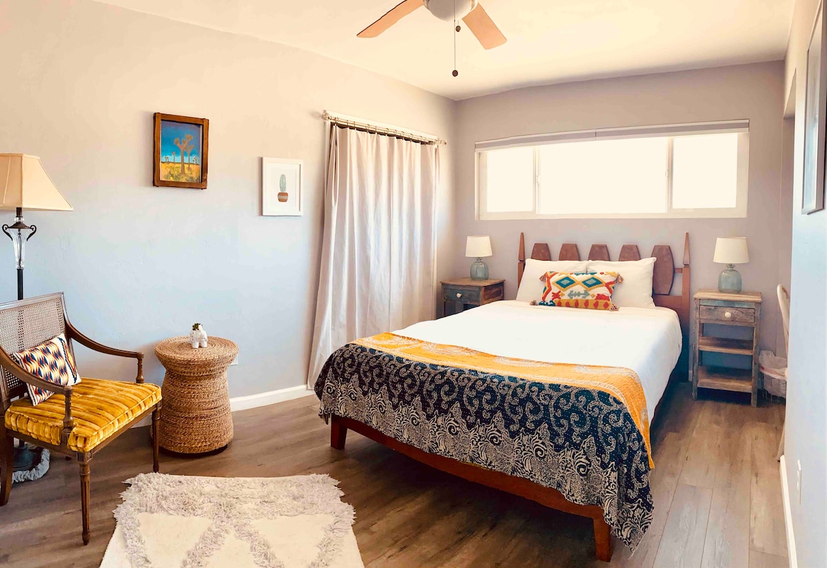 Втора брачна спална соба со катче за читање и катче за пишување