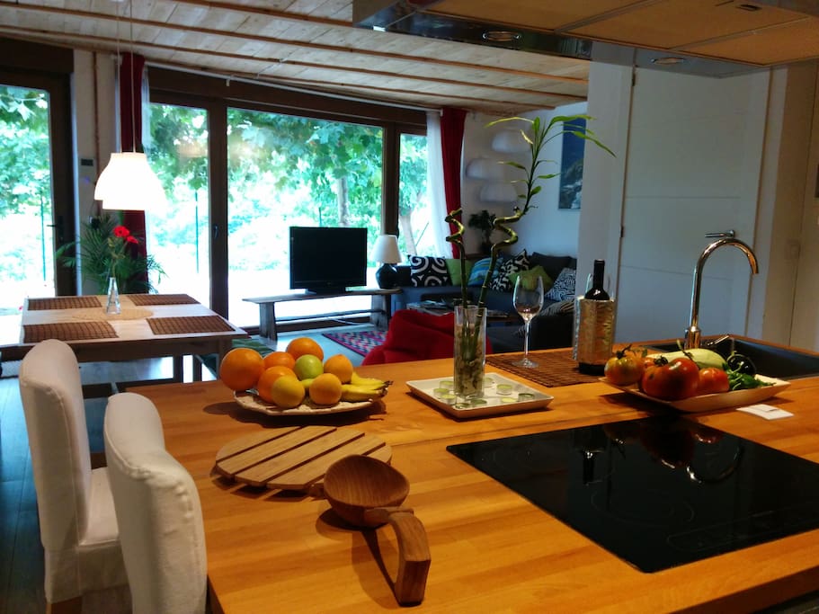 Cocina abierta al salón con barra americana para los desayunos, muy cómoda y electrodoméstico nuevos