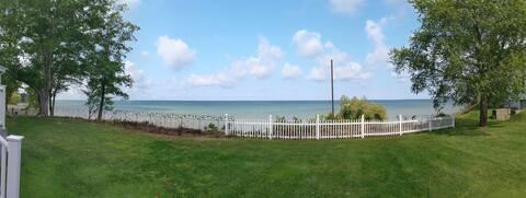 Stunning lake front 5+ bedroom vacation home