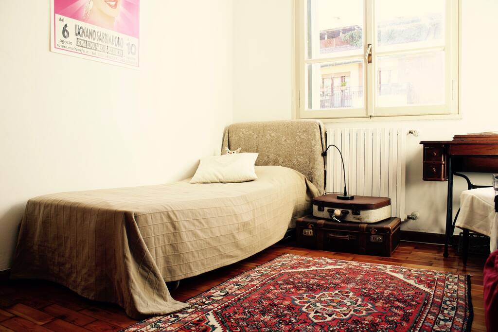 Il letto che mettiamo a disposizione in una camera piccola ma coccola.