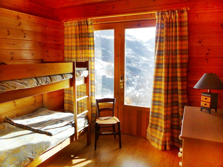 Chumba cha watoto kilicho na vitanda 2 vya ghorofa