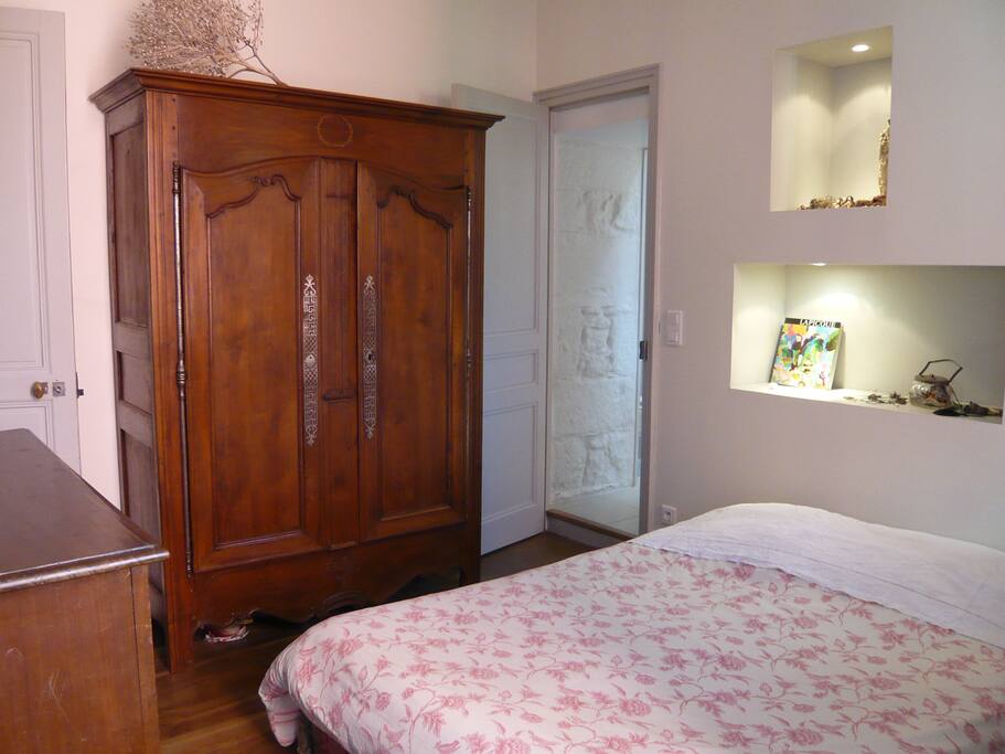 La chambre et sa salle de bain communicante