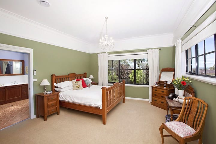 Banks Room. Master bedroom, with garden outlook