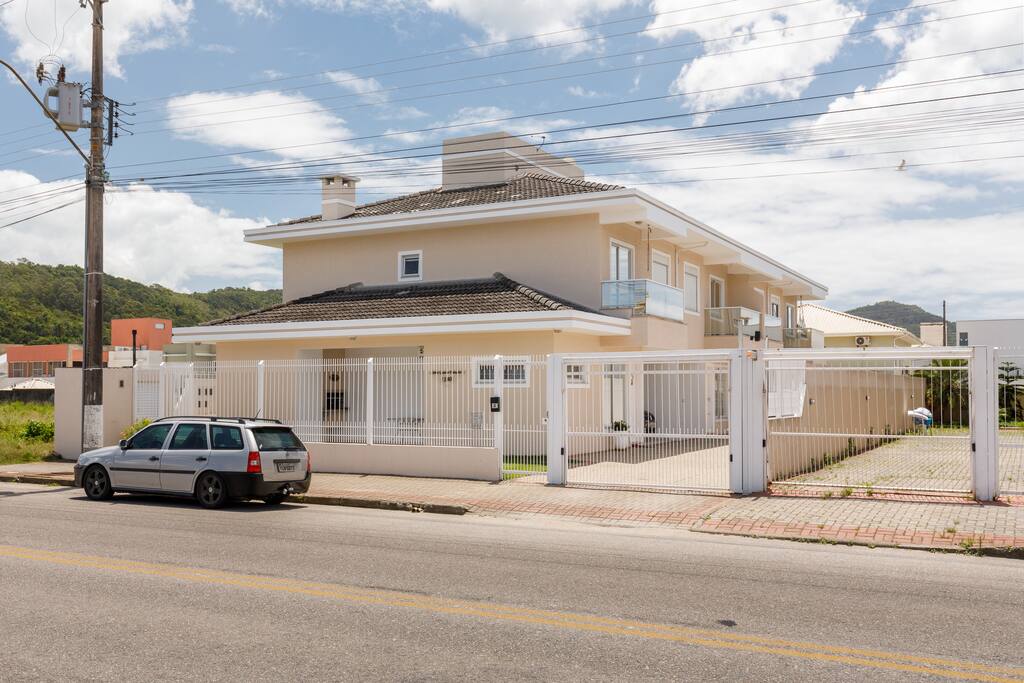 Fachada do condomínio com apenas 4 sobrados.