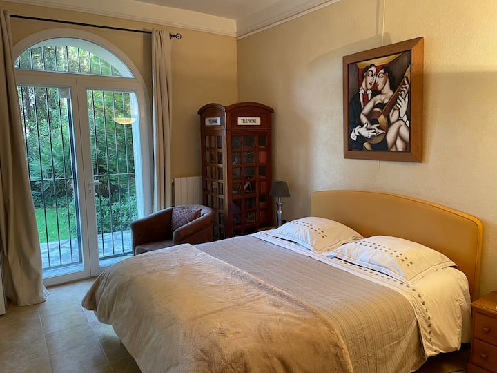 Суперголяма спалня 
Много удобен изглед към градината с матрак 
